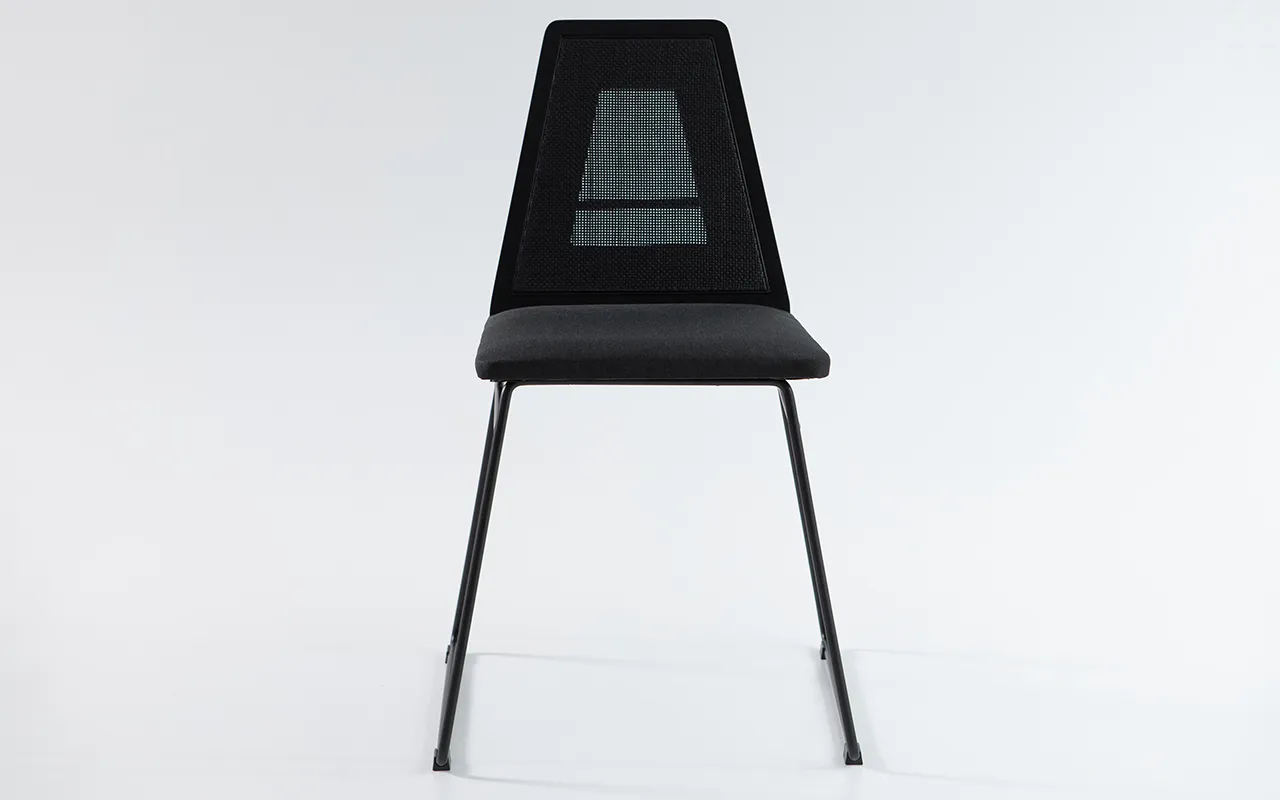 A ousadia do clássico na tendência ALL BLACK Cadeira Steel 883
