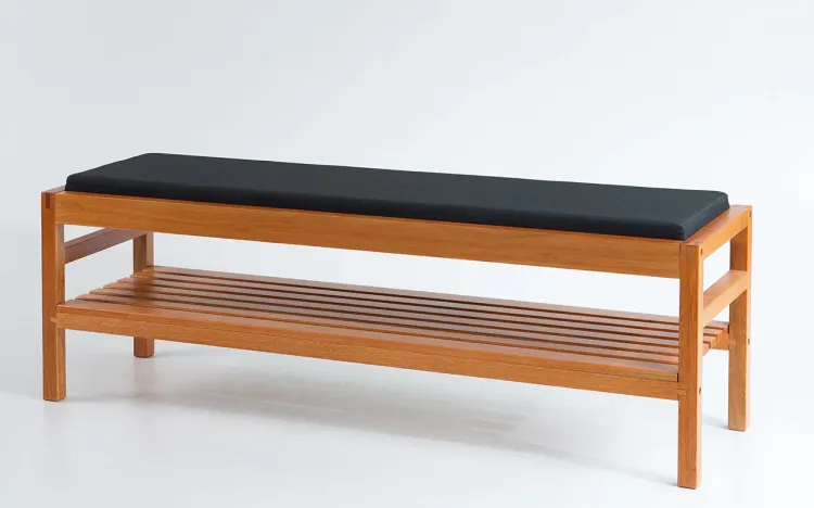 BANCO ESTOFADO COM PRATELEIRA MÉDIO KERB VERNIZ JATOBÁ TEC. ALGODÃO PRETO 140X40X48CM