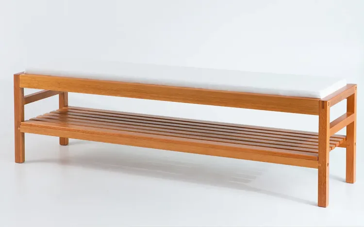 BANCO COM PRATELEIRA ESTOFADO MAIOR KERB VERNIZ JATOBÁ TEC. ALGODÃO OFF WHITE 160X40X48CM
