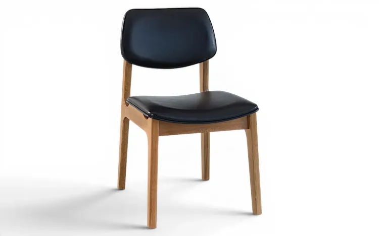 CADEIRA ESTOFADA PARA SALA DE JANTAR ALVA VERNIZ AM&Ecirc;NDOA E COURO SINT&Eacute;TICO PRETO TEC.029 46x56,5x85,5 CM